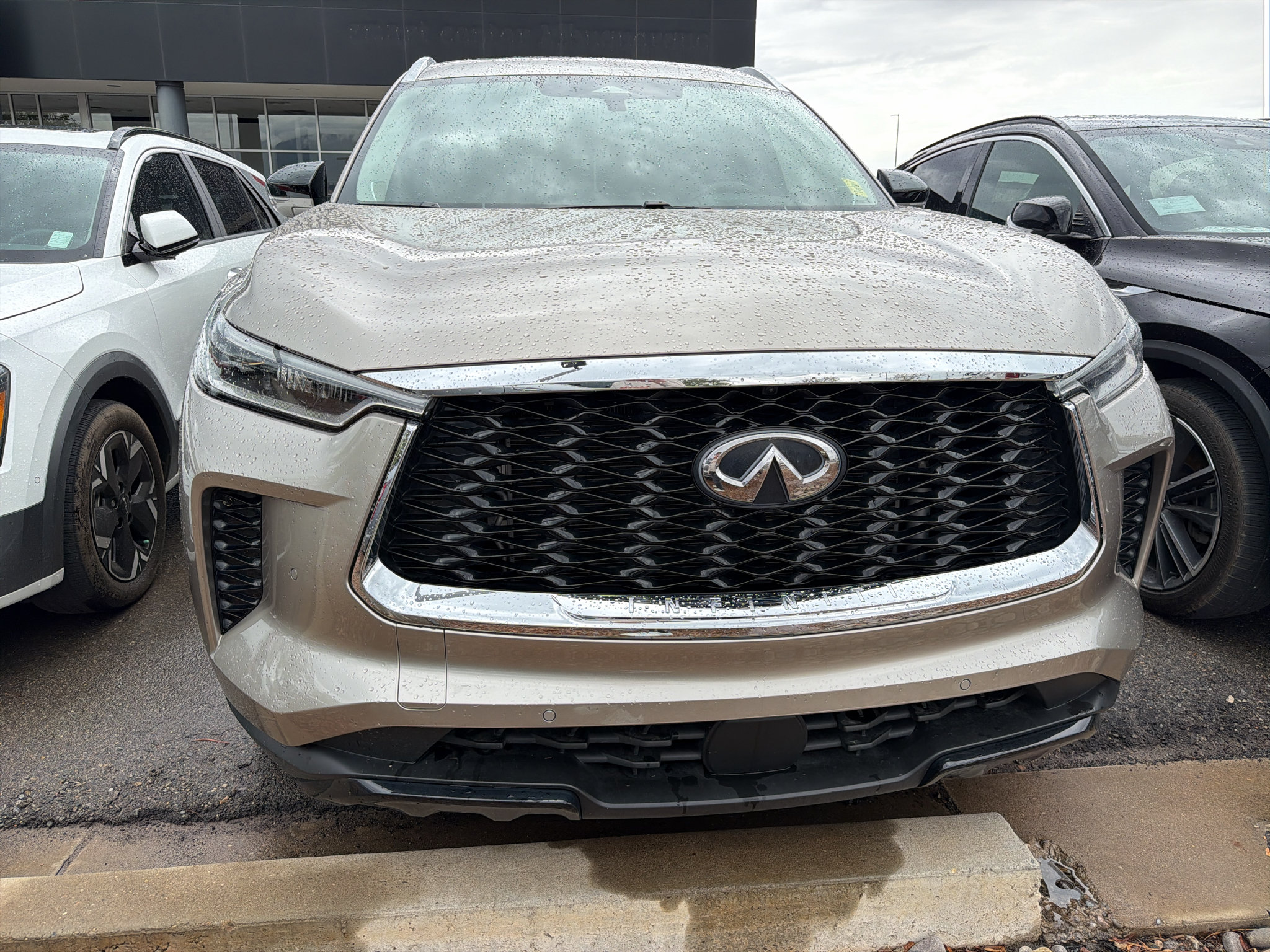 Used 2023 INFINITI QX60 Luxe w/ Vision Package AWD/4WD image 2