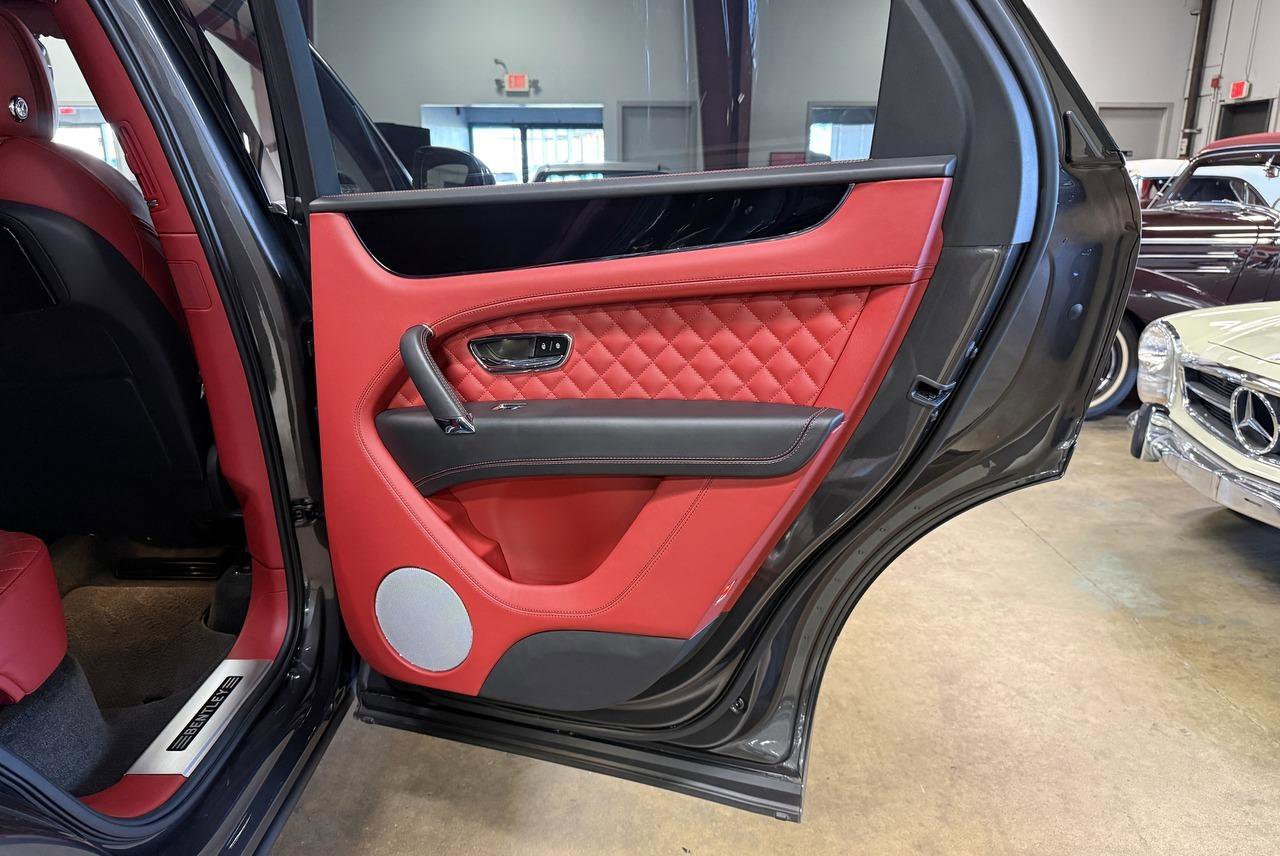 Used 2018 Bentley Bentayga image 79