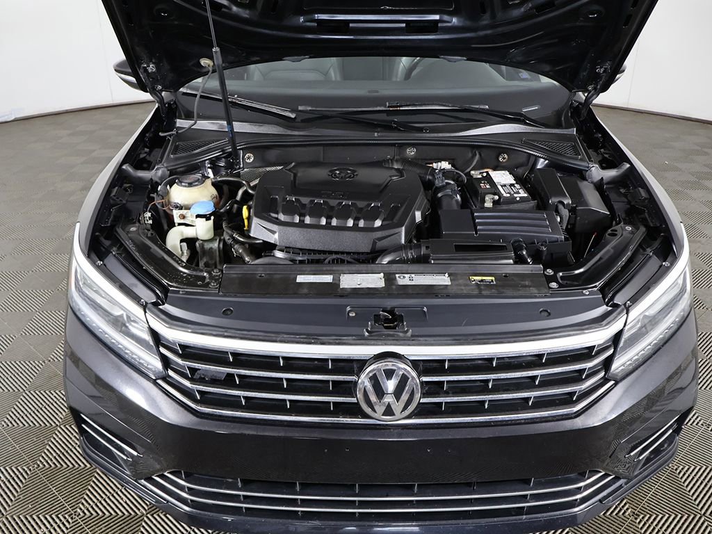 Used 2018 Volkswagen Passat 2.0T R-Line w/ R-Line Lighting Package FWD image 15