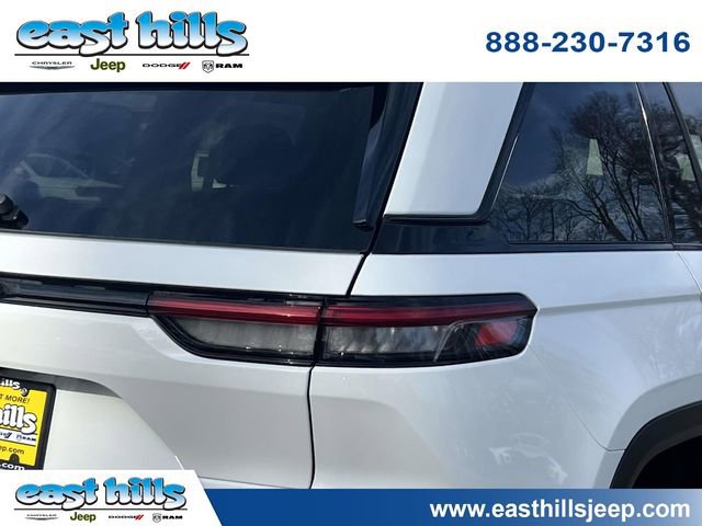 Used 2025 Jeep Grand Cherokee Altitude AWD/4WD image 9