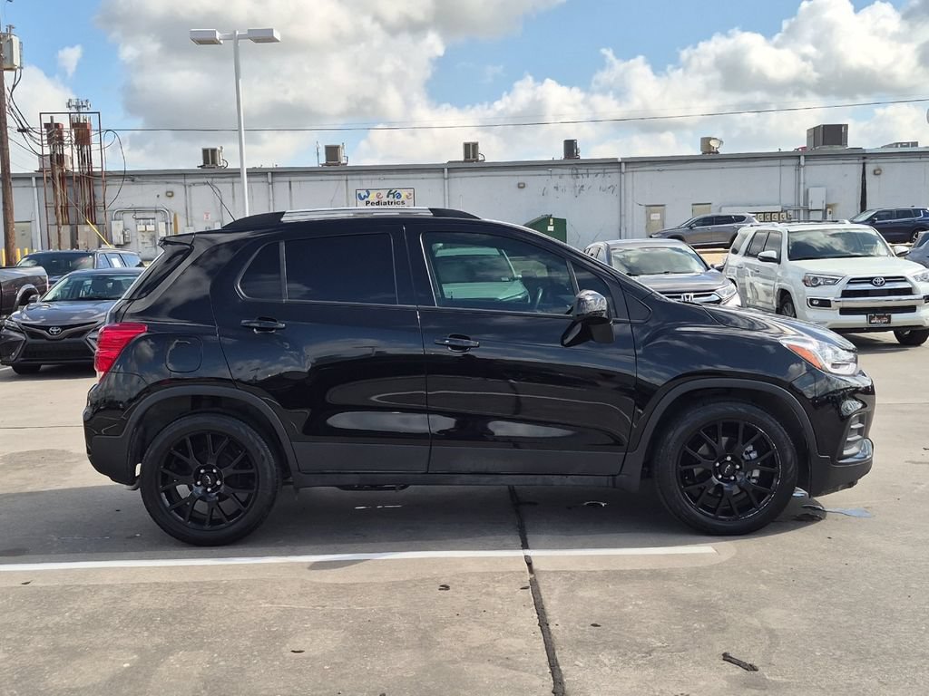 Used 2022 Chevrolet Trax LT w/ Midnight Edition FWD image 7