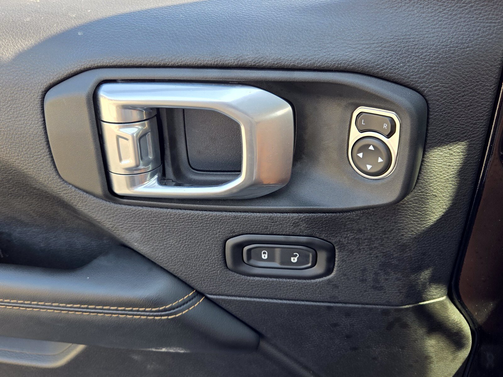 Used 2025 Jeep Wrangler Unlimited Sahara AWD/4WD image 32