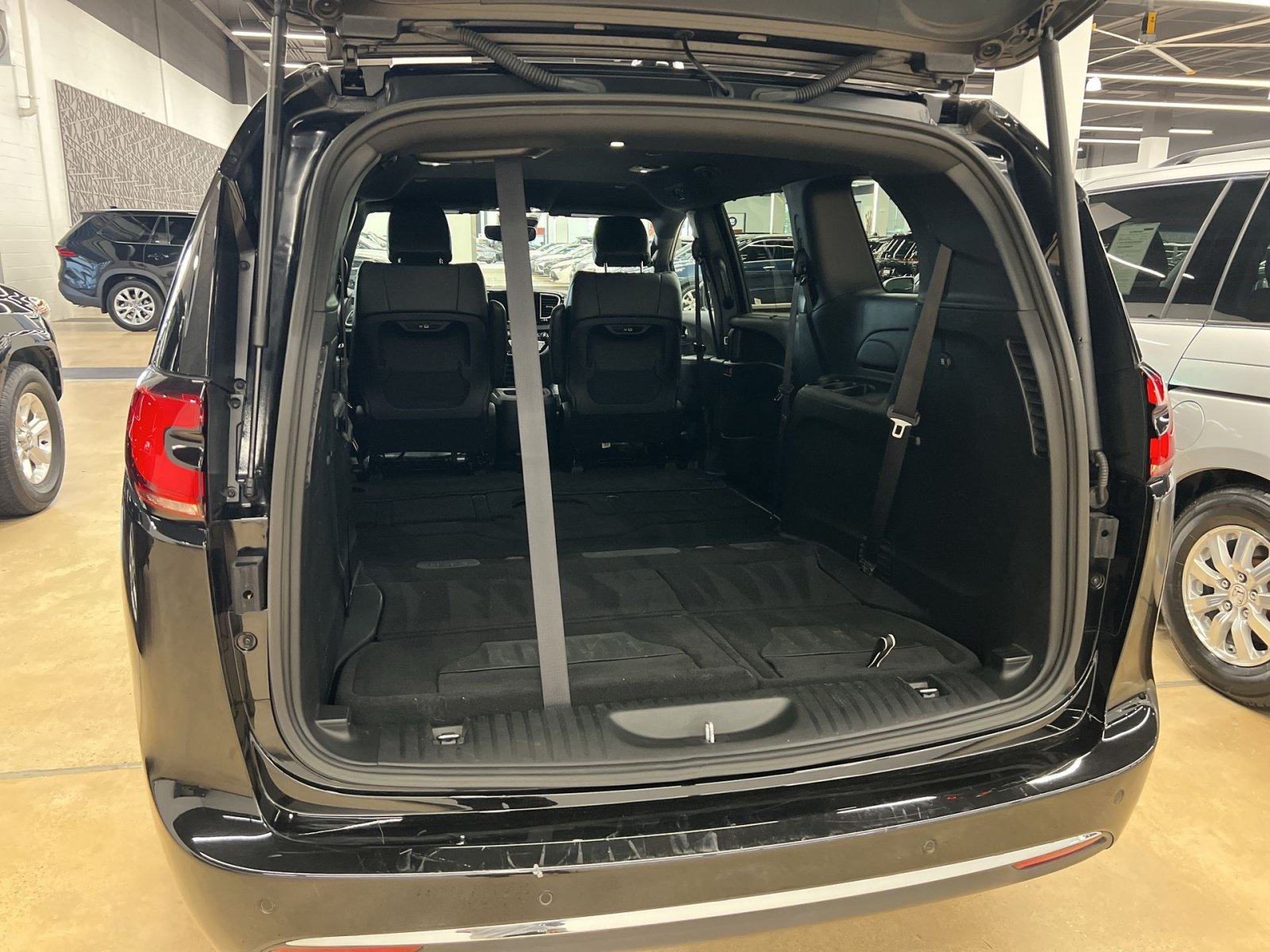 Used 2025 Chrysler Pacifica Select FWD image 22