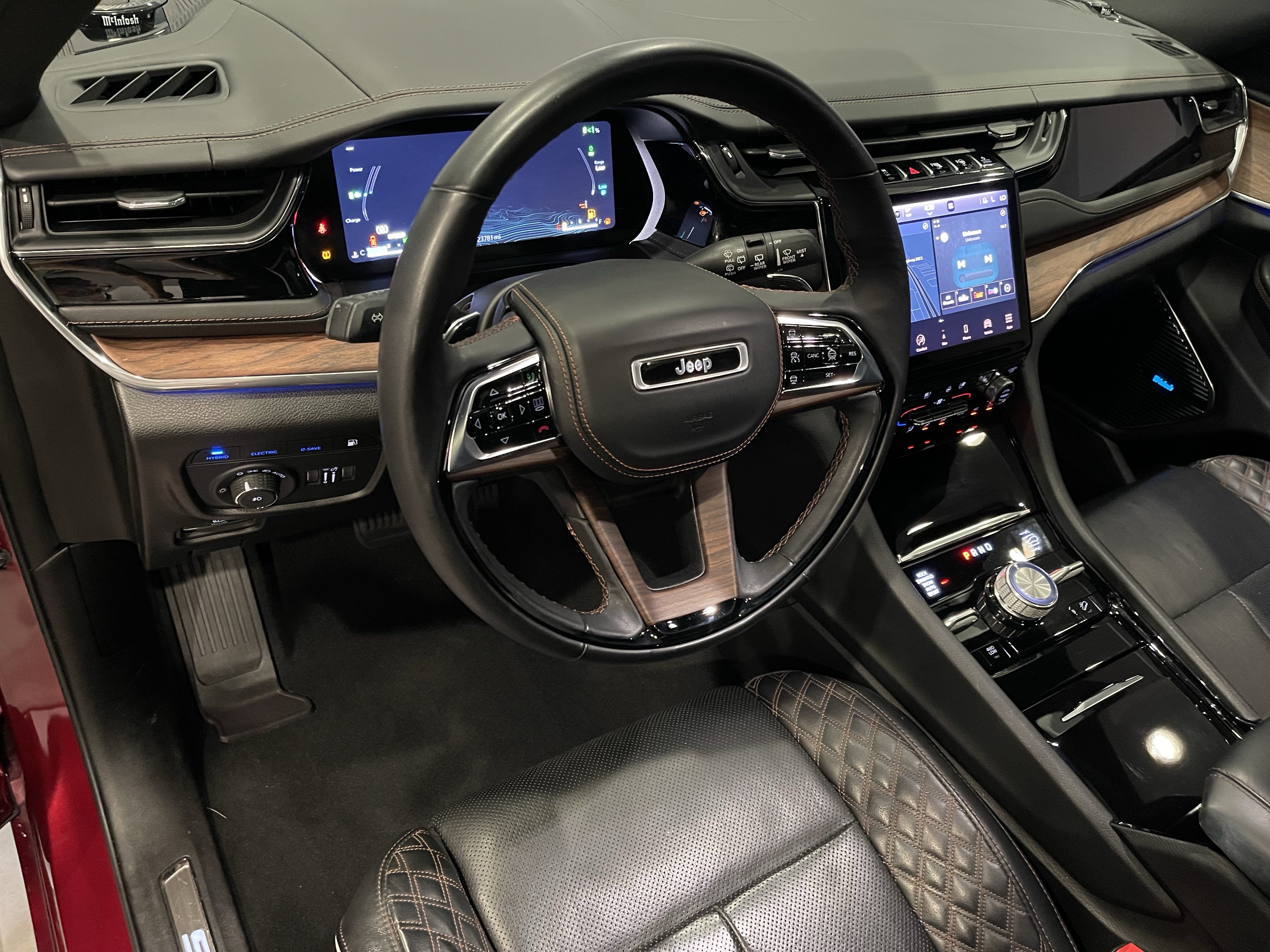 Used 2023 Jeep Grand Cherokee Summit w/ Luxury Tech Group V AWD/4WD image 13