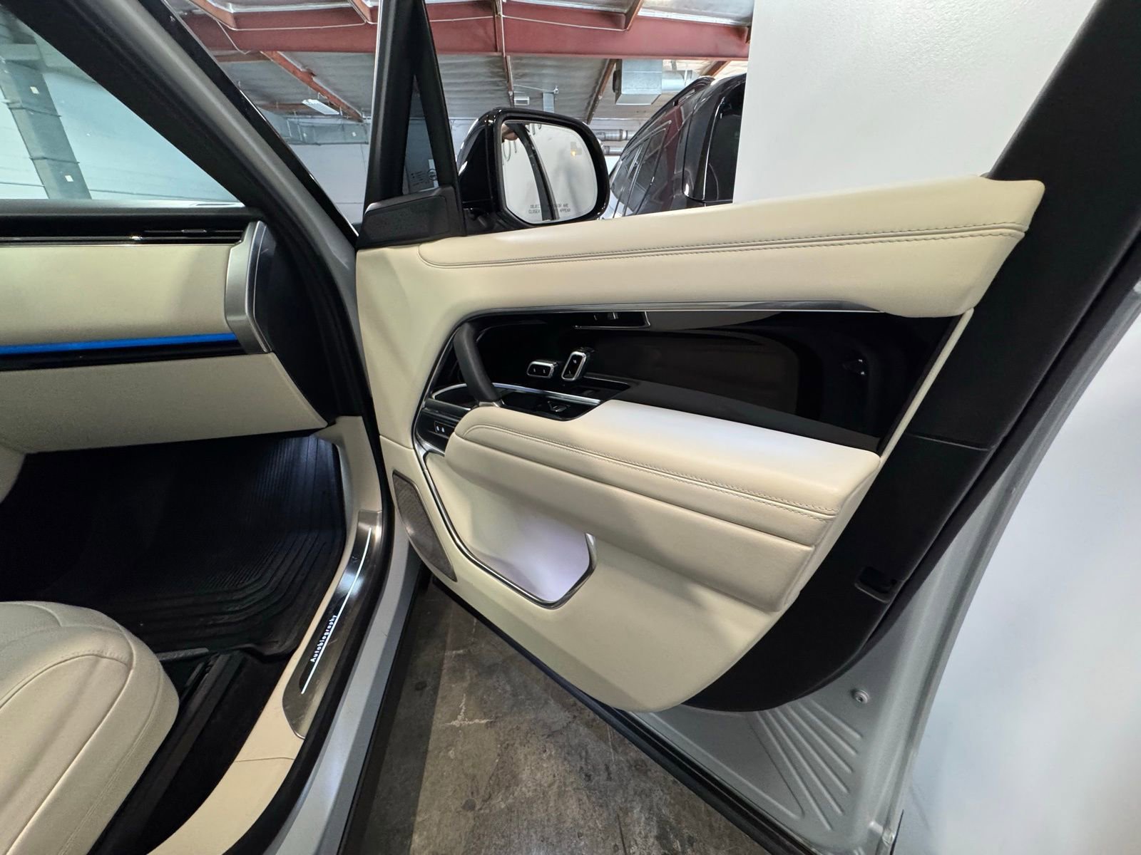 Used 2025 Land Rover Range Rover Long Wheelbase Autobiography image 25