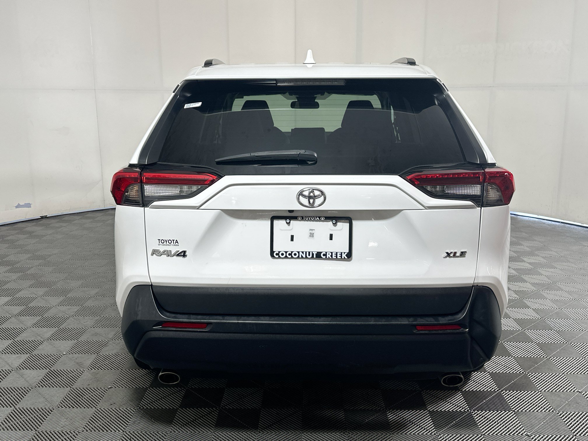Used 2021 Toyota RAV4 XLE w/ Convenience Package FWD image 4