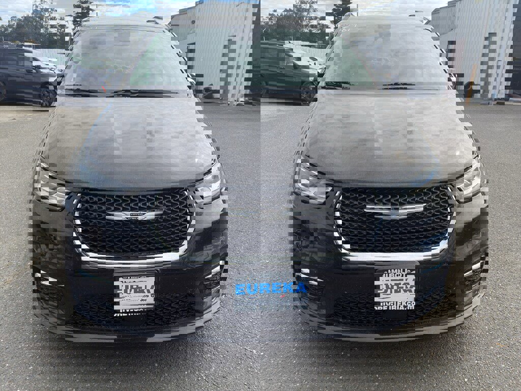 Used 2023 Chrysler Pacifica Limited image 23