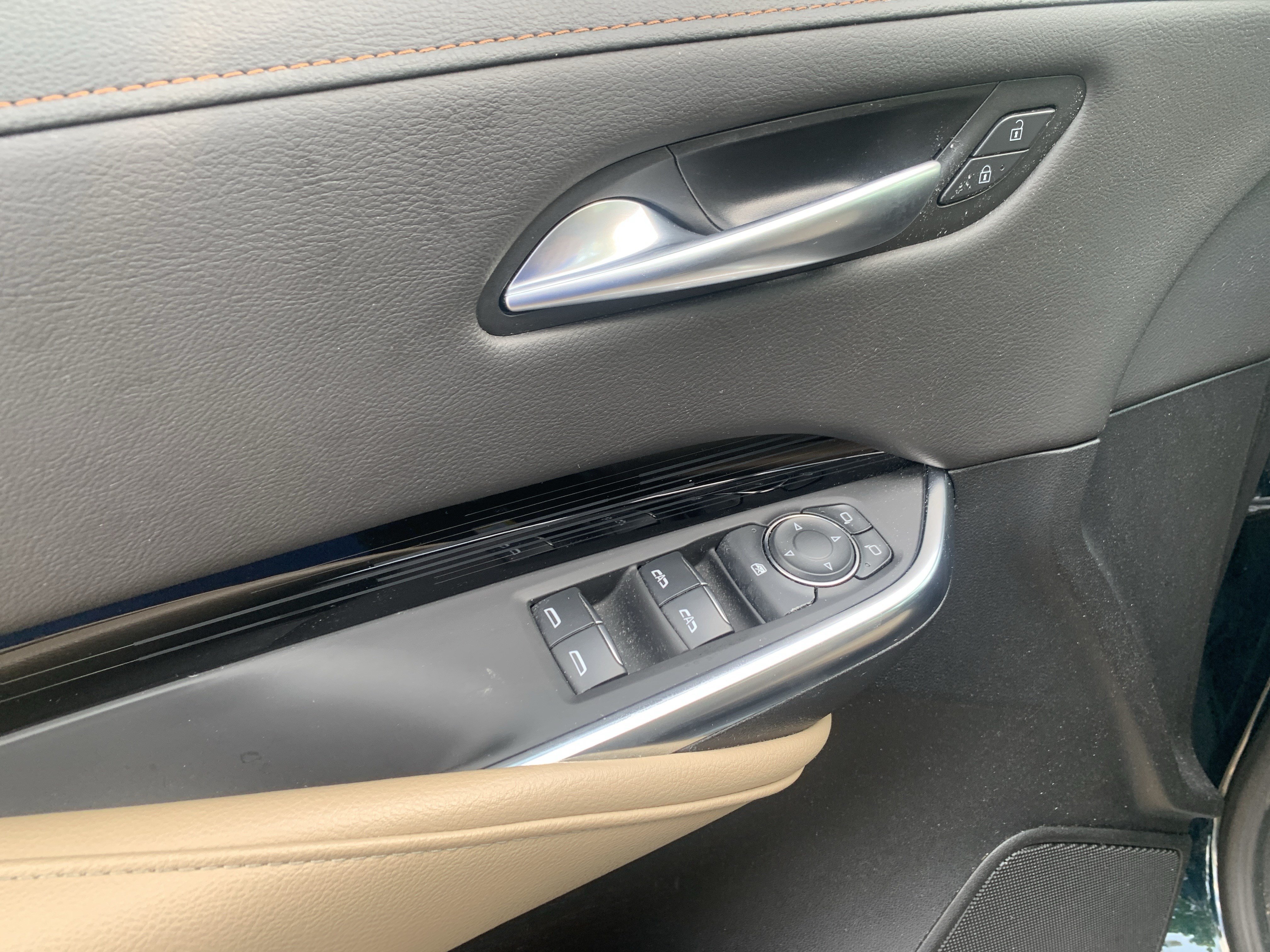Used 2024 Cadillac XT4 Luxury w/ Cold Weather Package FWD image 15