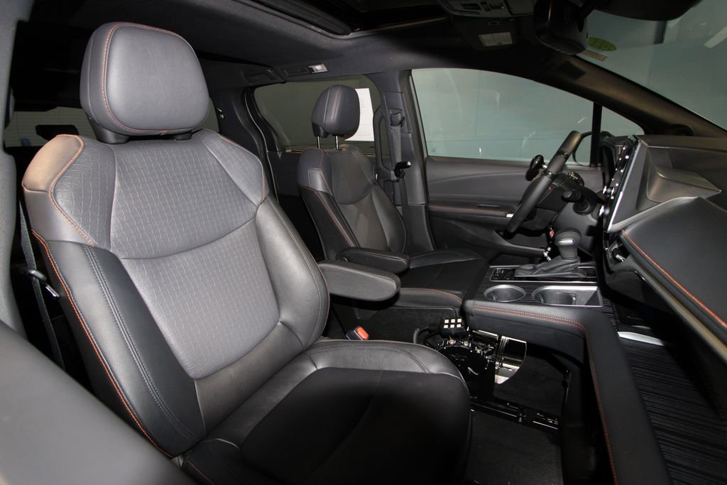Used 2023 Toyota Sienna XSE image 27