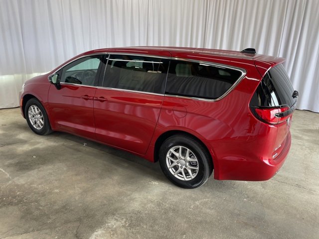 New 2026 Chrysler Pacifica Select image 5