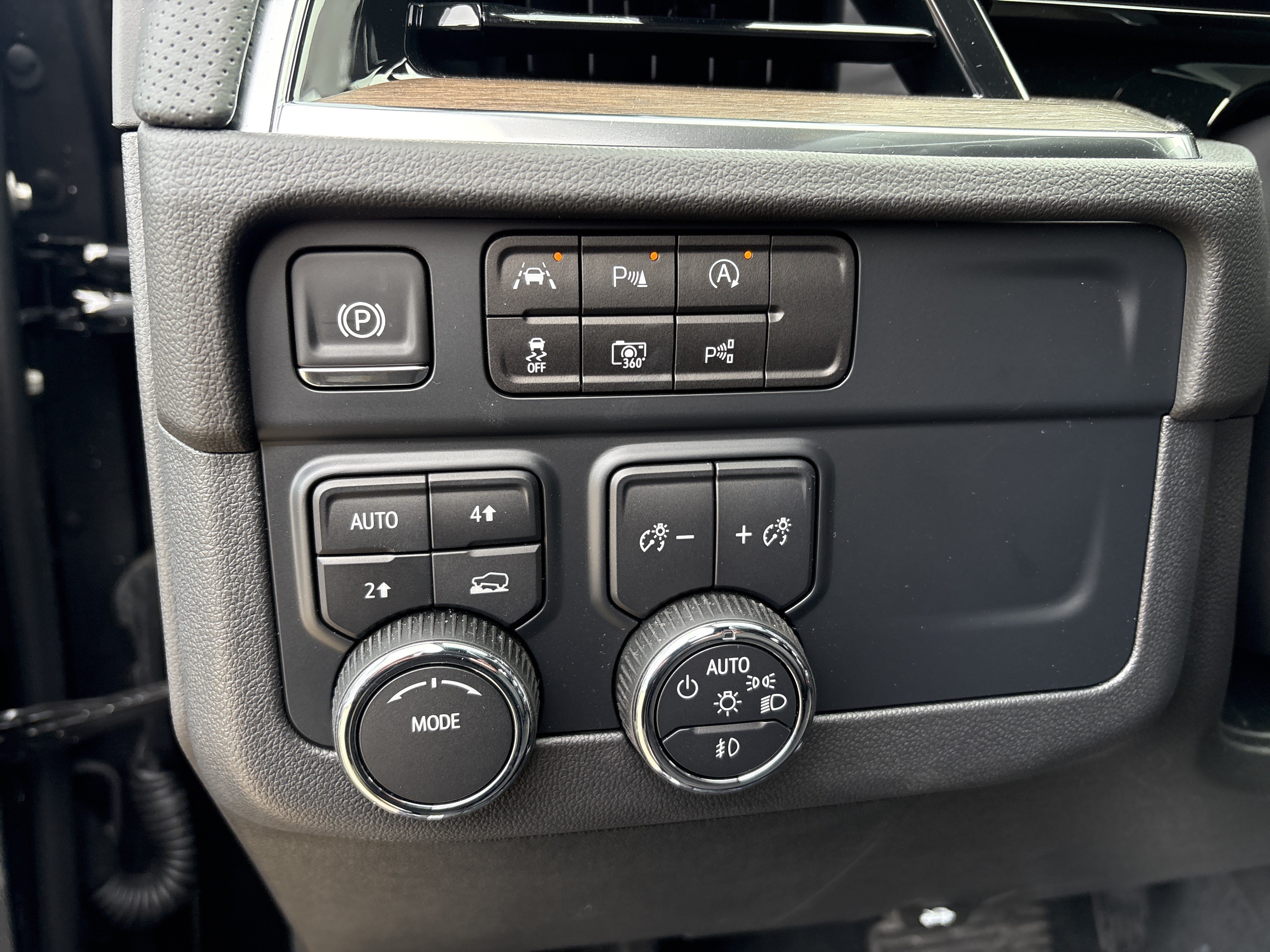 New 2025 Chevrolet Suburban High Country w/ LPO, Illumination Package AWD/4WD image 13