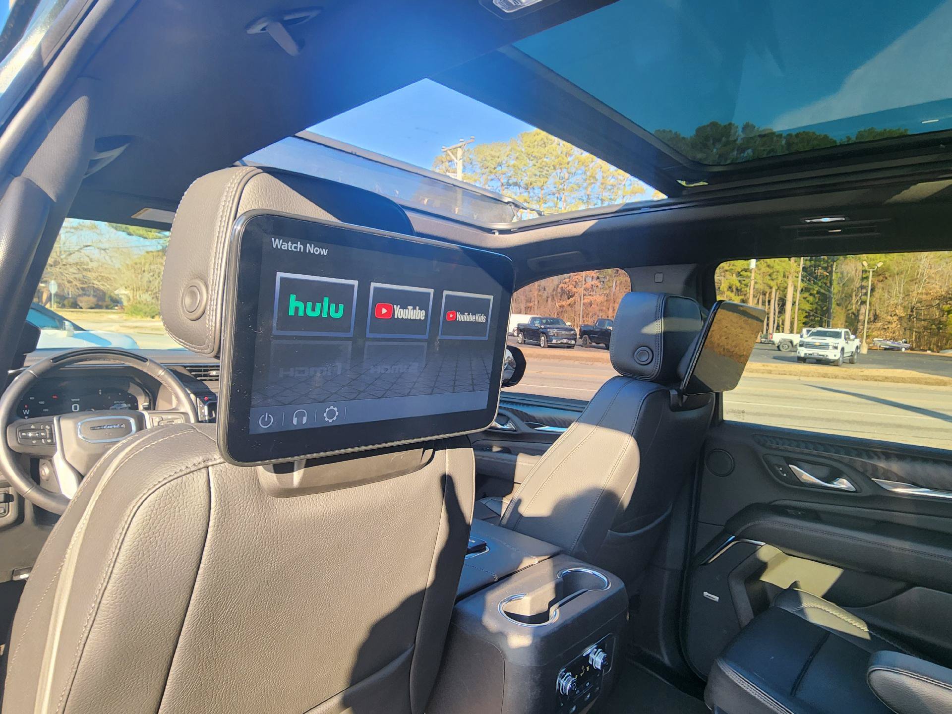 Used 2024 GMC Yukon XL Denali w/ Advanced Technology Package AWD/4WD image 11