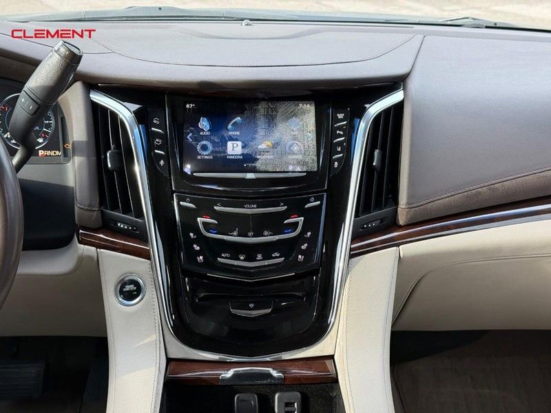 Used 2015 Cadillac Escalade Luxury image 17