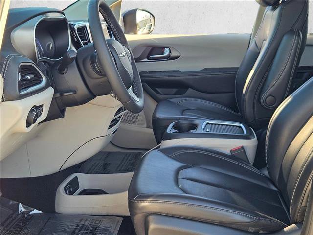 Used 2023 Chrysler Pacifica Touring-L w/ Uconnect Theater Family Group AWD/4WD image 16