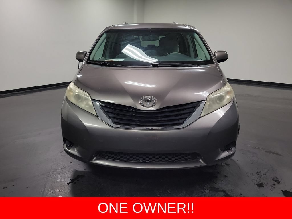 Used 2014 Toyota Sienna LE FWD image 2