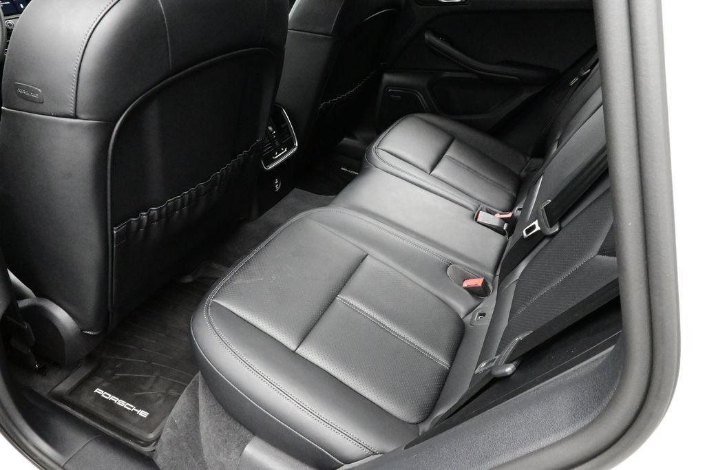 Certified 2025 Porsche Macan AWD/4WD image 15