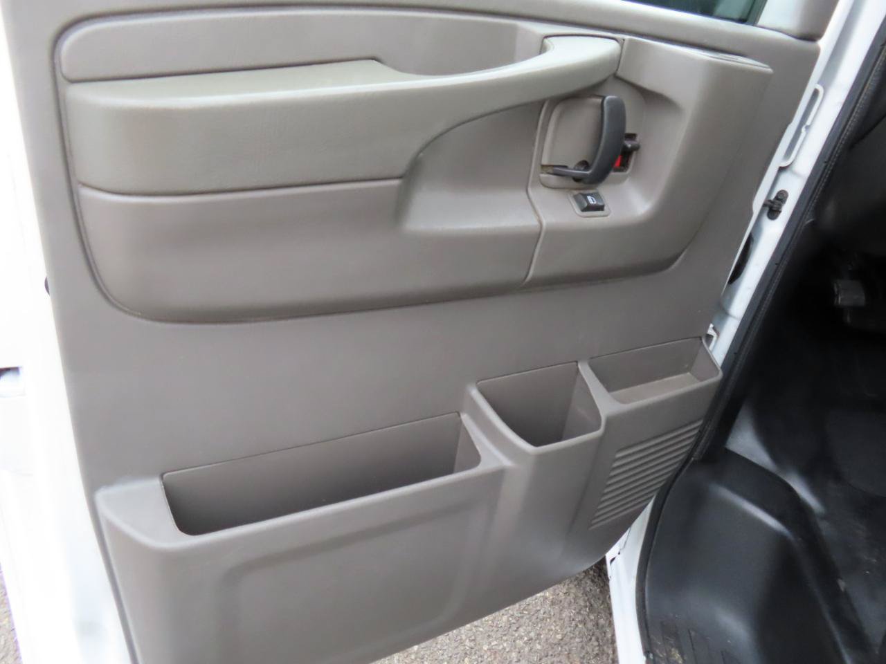 Used 2015 Chevrolet Express 3500 RWD image 11