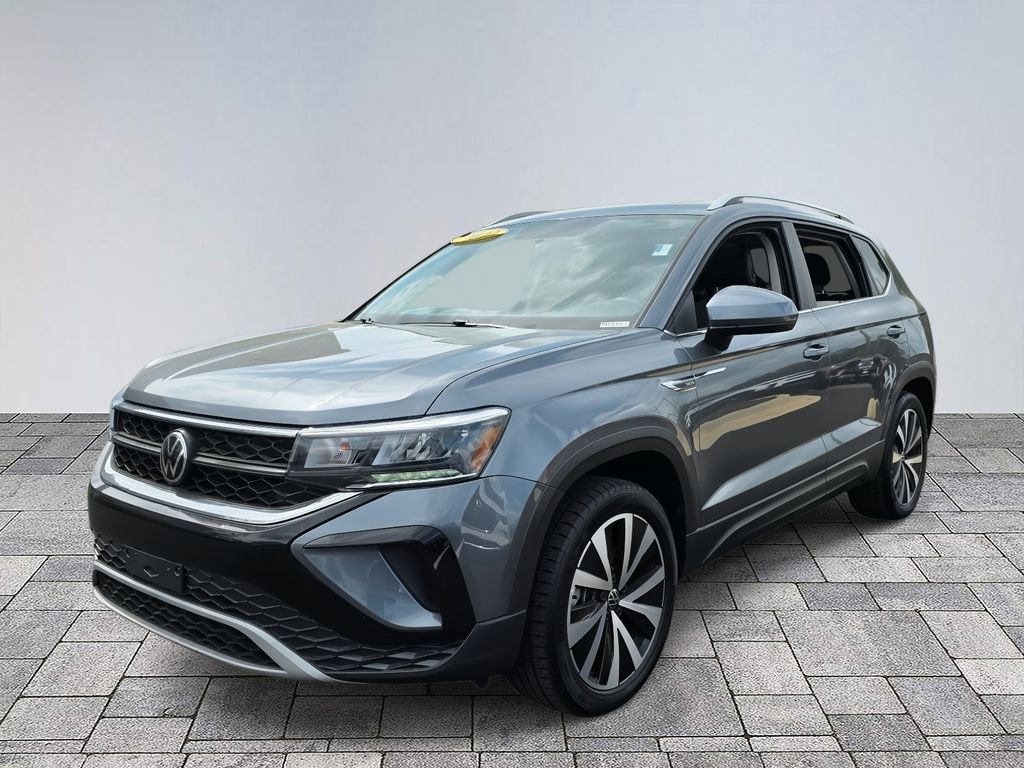 Used 2022 Volkswagen Taos SE w/ Panoramic Sunroof Package image 3