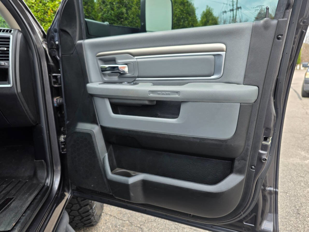 Used 2018 RAM 2500 SLT w/ Luxury Group image 31