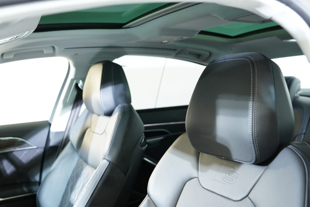 Used 2023 Audi S8 image 4