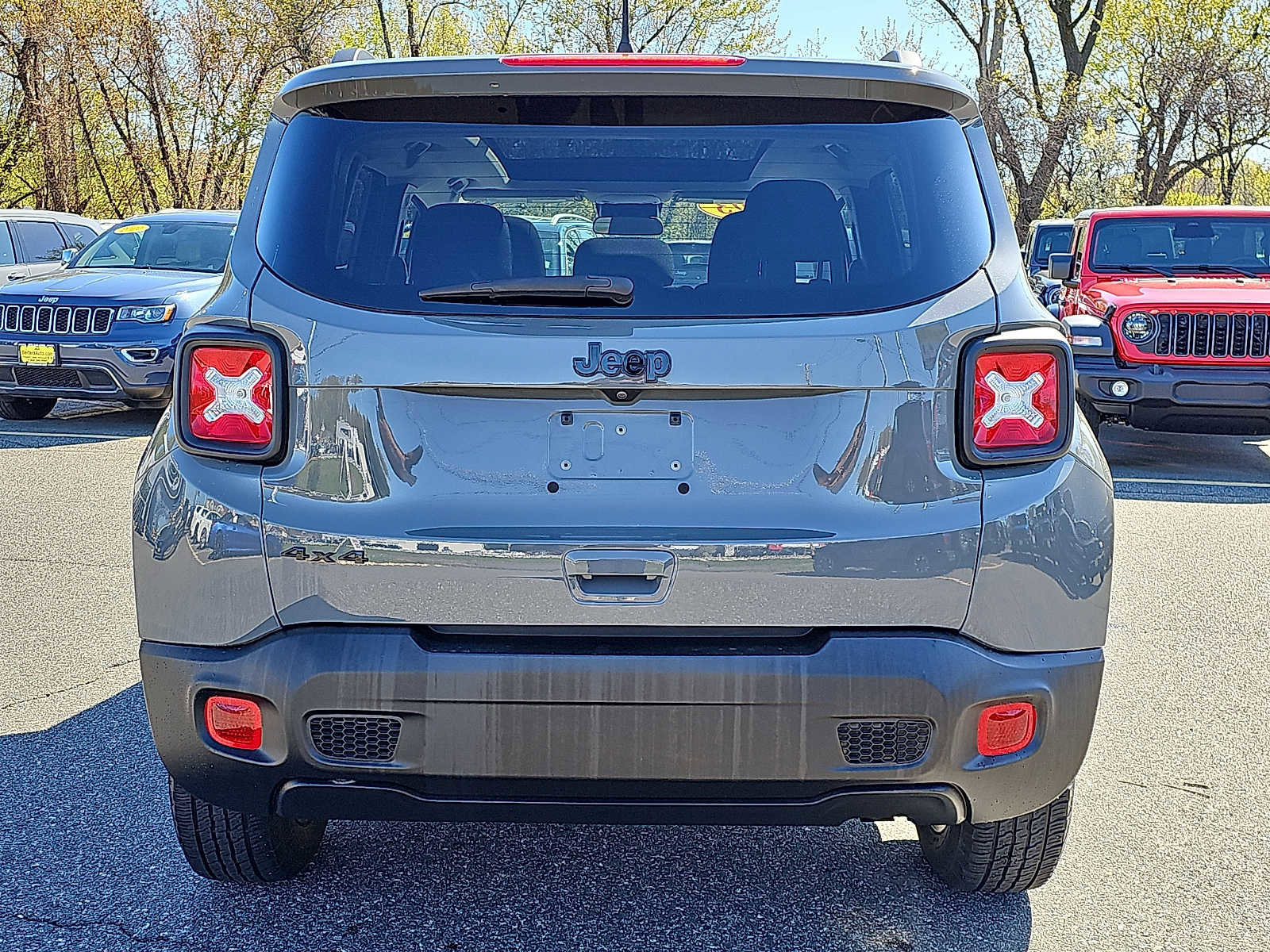 Used 2023 Jeep Renegade Latitude w/ Sun/Sound Group AWD/4WD image 5