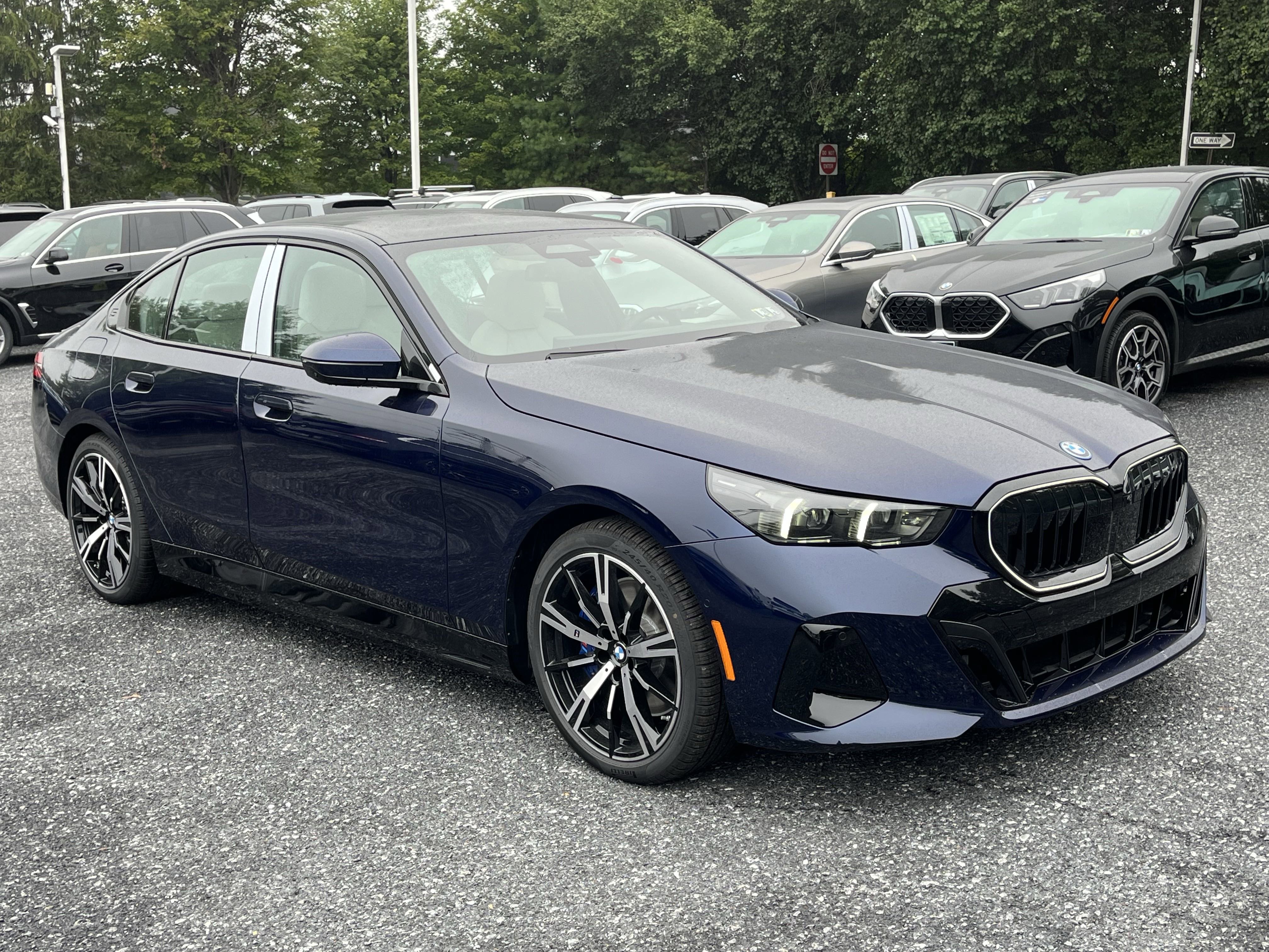 Used 2026 BMW 550e xDrive image 3