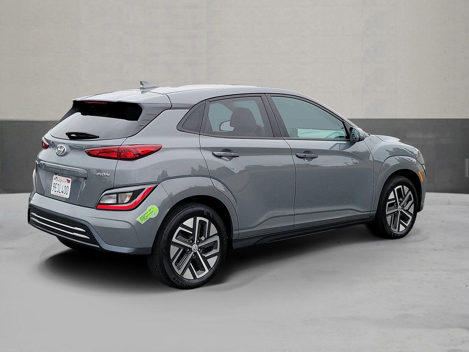 Used 2023 Hyundai Kona SE FWD image 2
