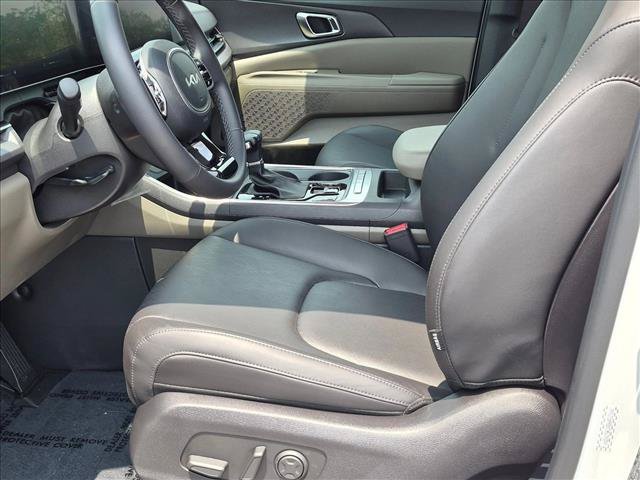 Used 2025 Kia Carnival EX FWD image 16