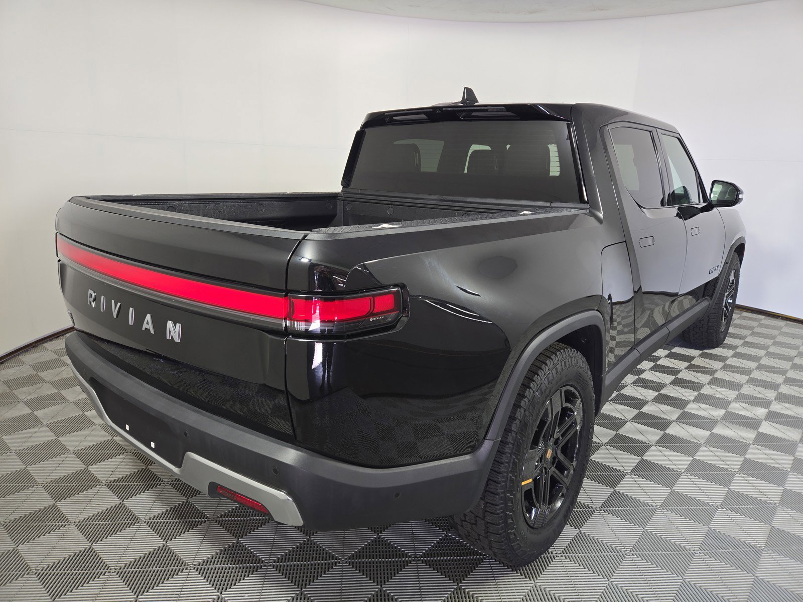 Used 2024 Rivian R1T Adventure image 5