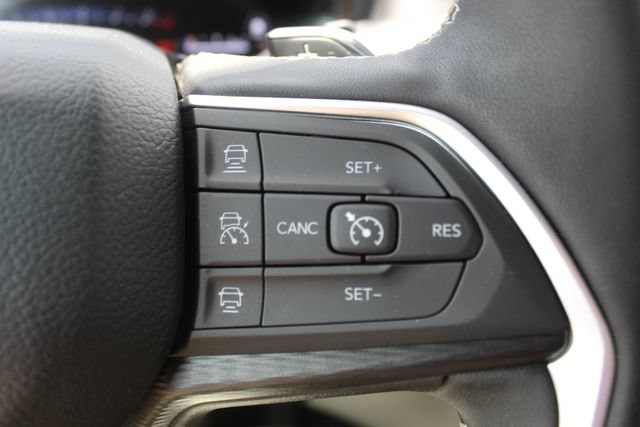 Used 2025 Jeep Grand Cherokee Altitude AWD/4WD image 19