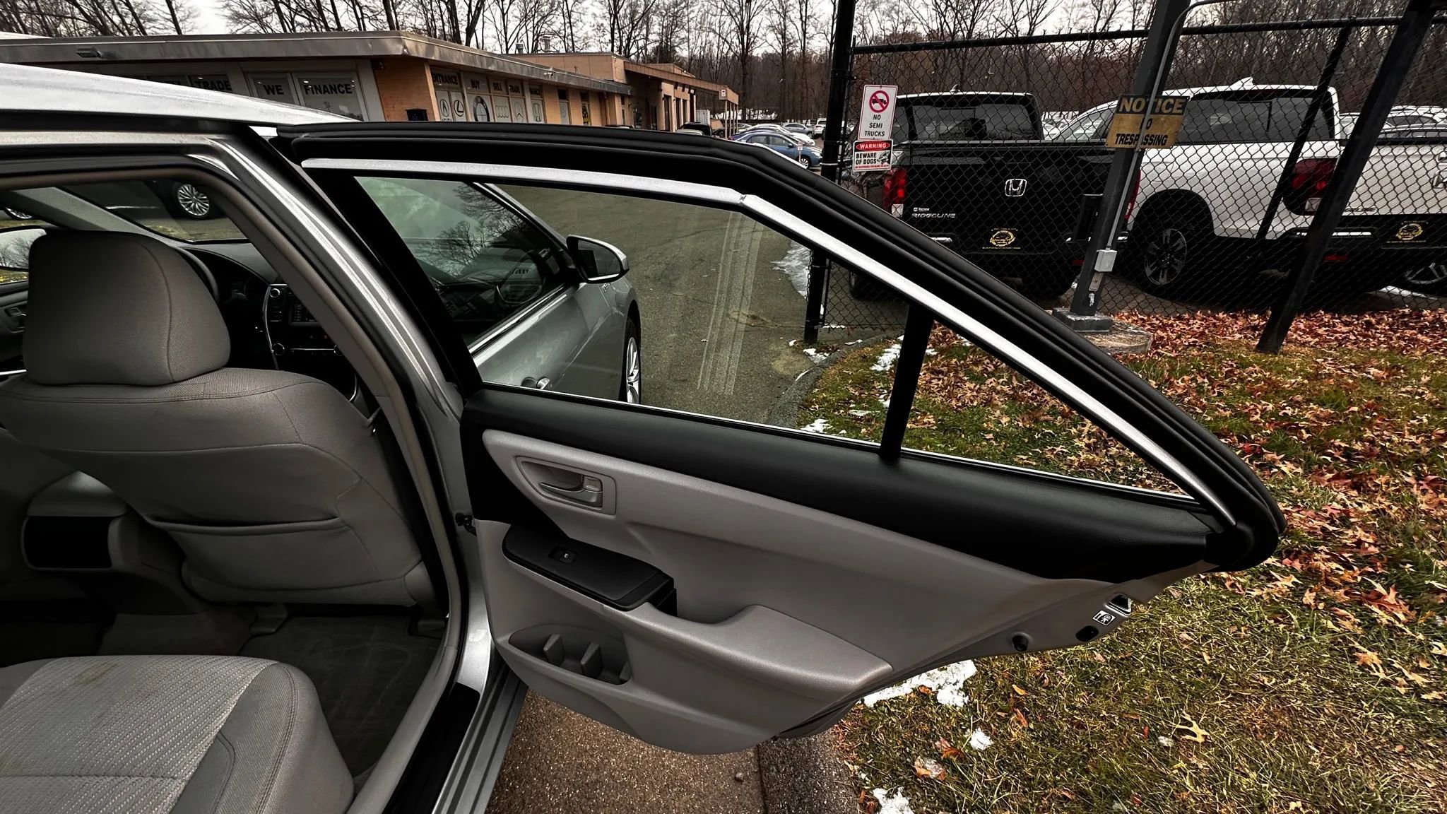 Used 2015 Toyota Camry LE image 25