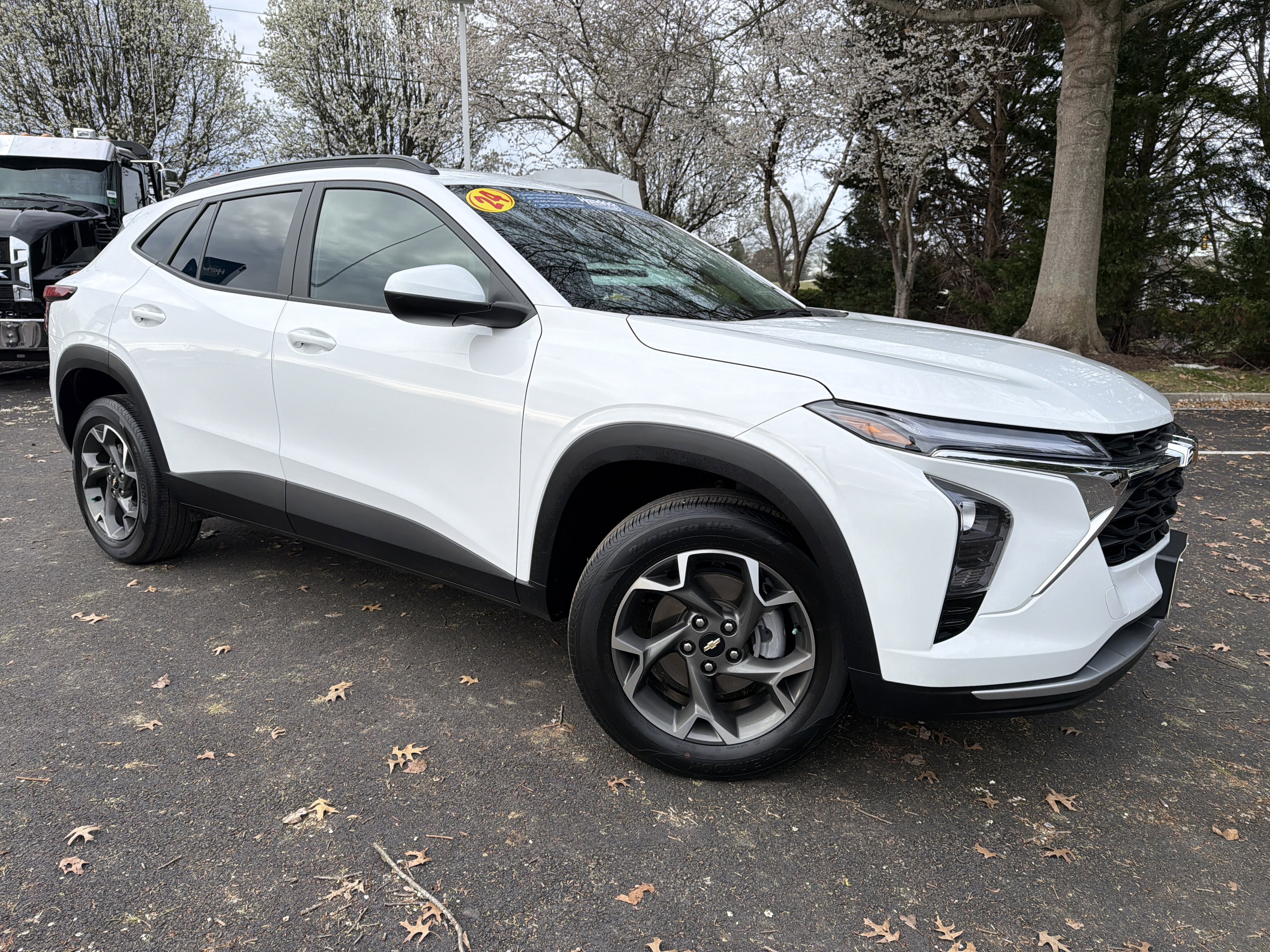 Used 2024 Chevrolet Trax LT image 2