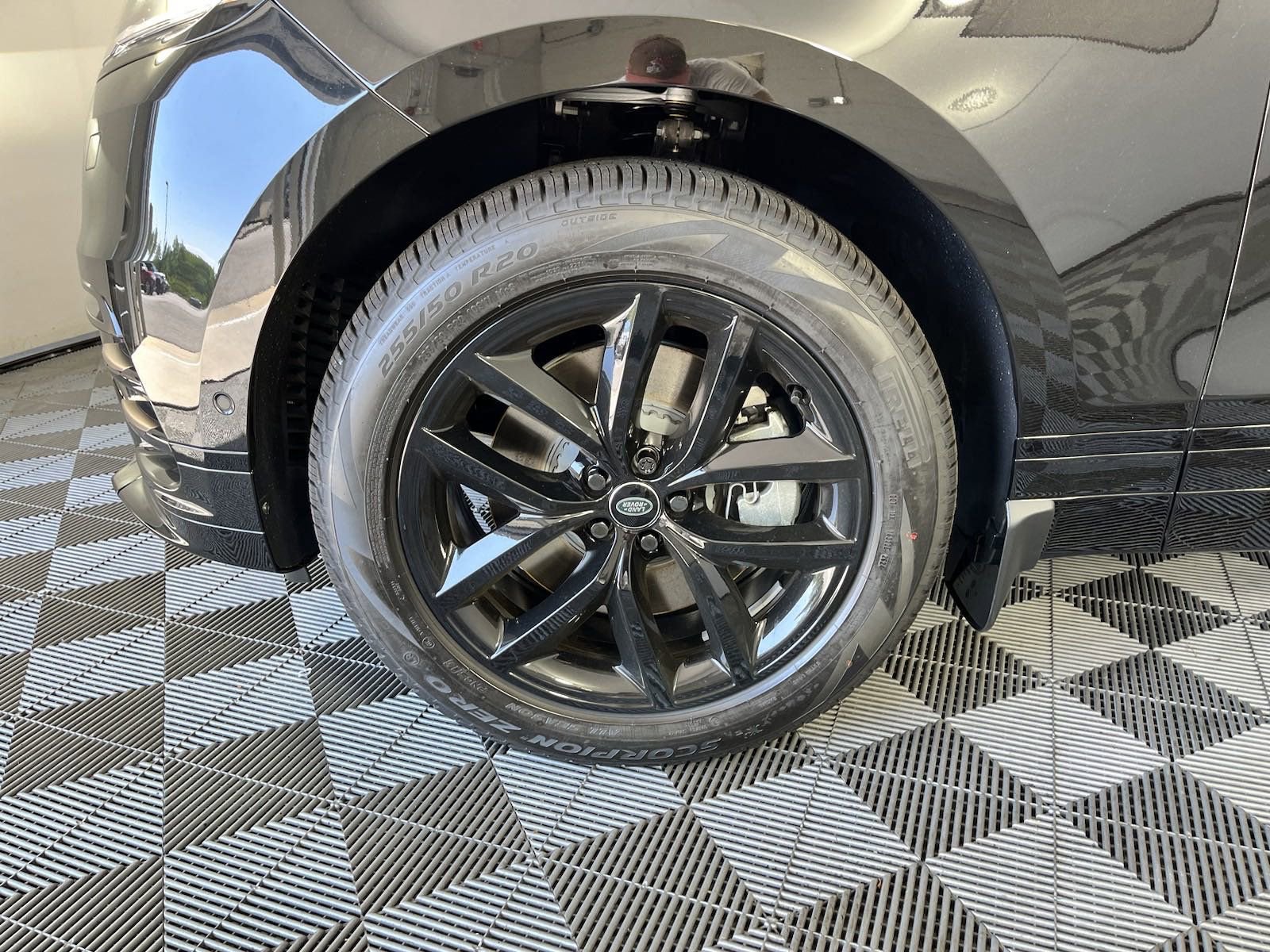 Used 2025 Land Rover Range Rover Velar Dynamic SE image 9