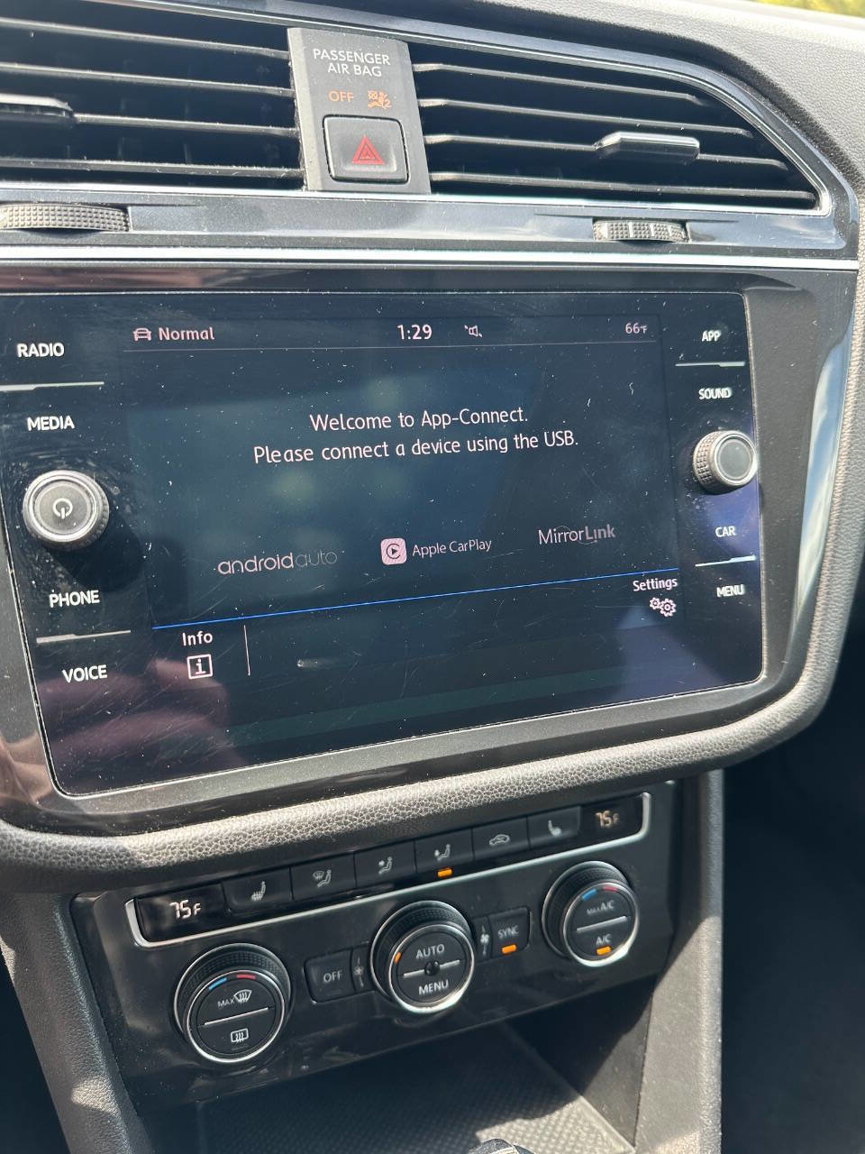 Used 2019 Volkswagen Tiguan SE w/ Panoramic Sunroof Package image 25