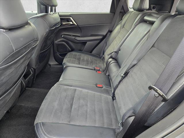 Used 2024 Mitsubishi Outlander SE Black Edition image 14