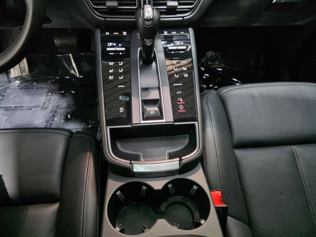 Used 2023 Porsche Macan AWD/4WD image 23