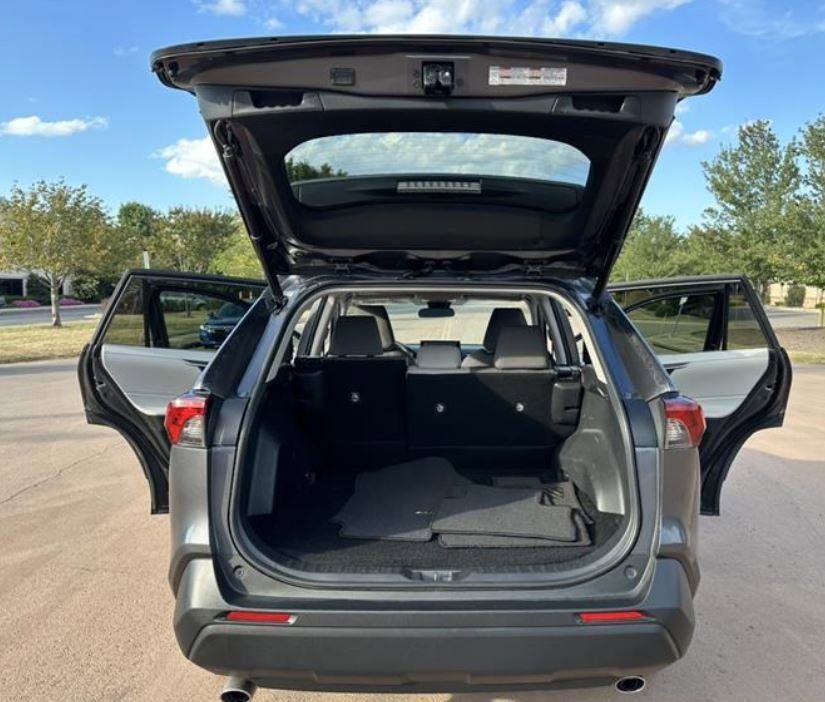 Used 2022 Toyota RAV4 XLE image 5