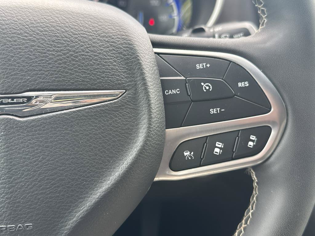 Used 2025 Chrysler Pacifica Select FWD image 13