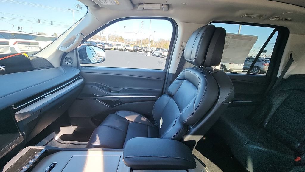 New 2025 Lincoln Navigator Reserve AWD/4WD image 11