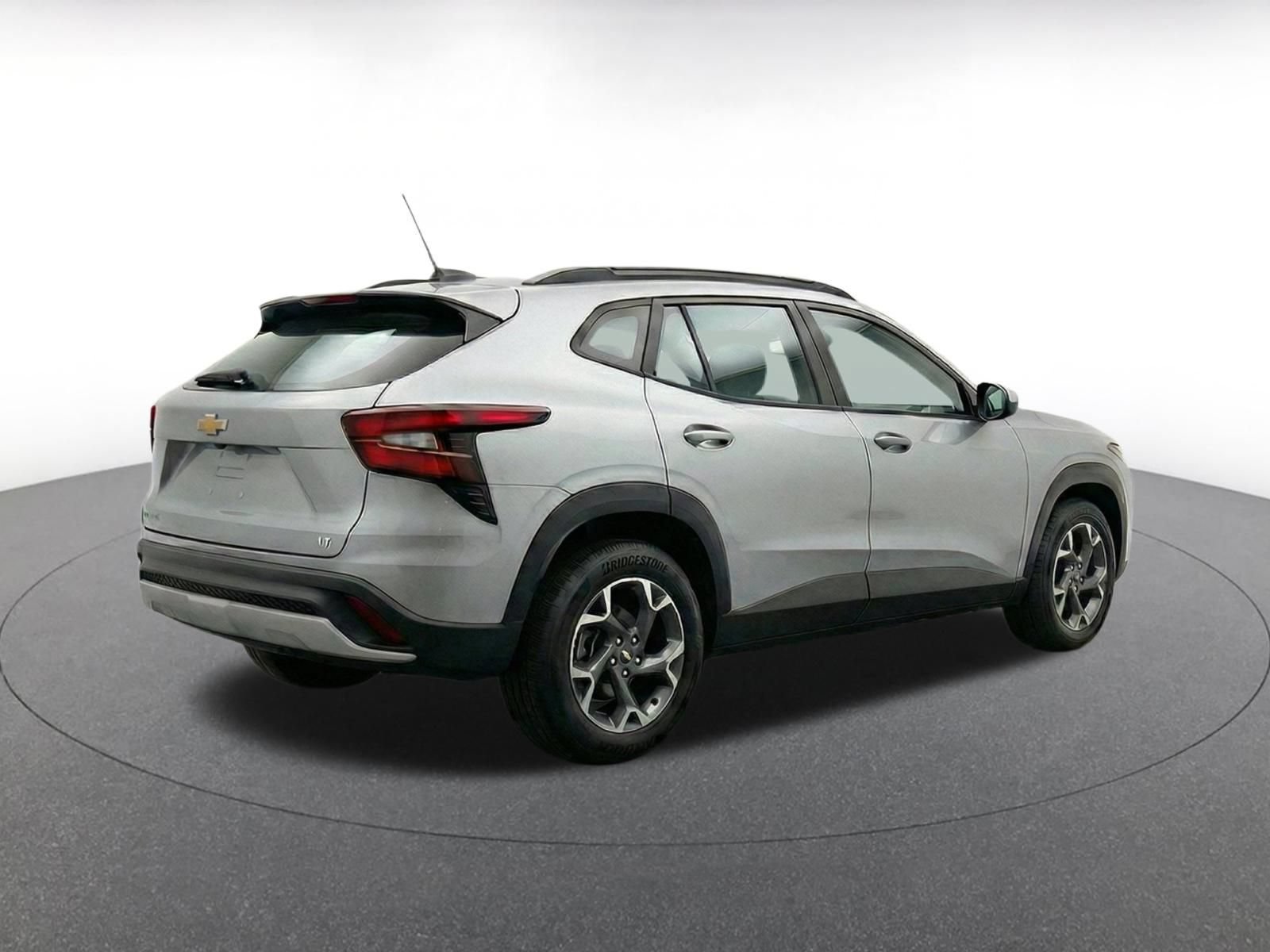Used 2025 Chevrolet Trax LT w/ LT Convenience Package FWD image 11