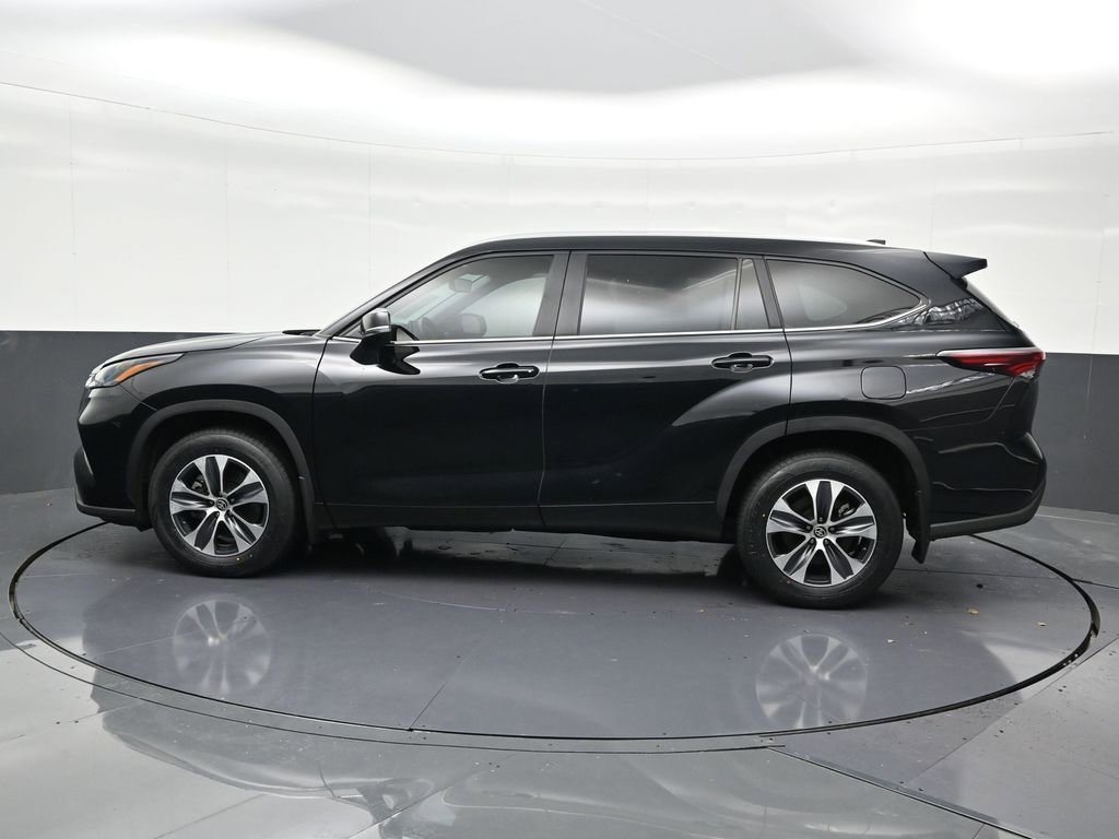 Used 2024 Toyota Highlander XLE image 2