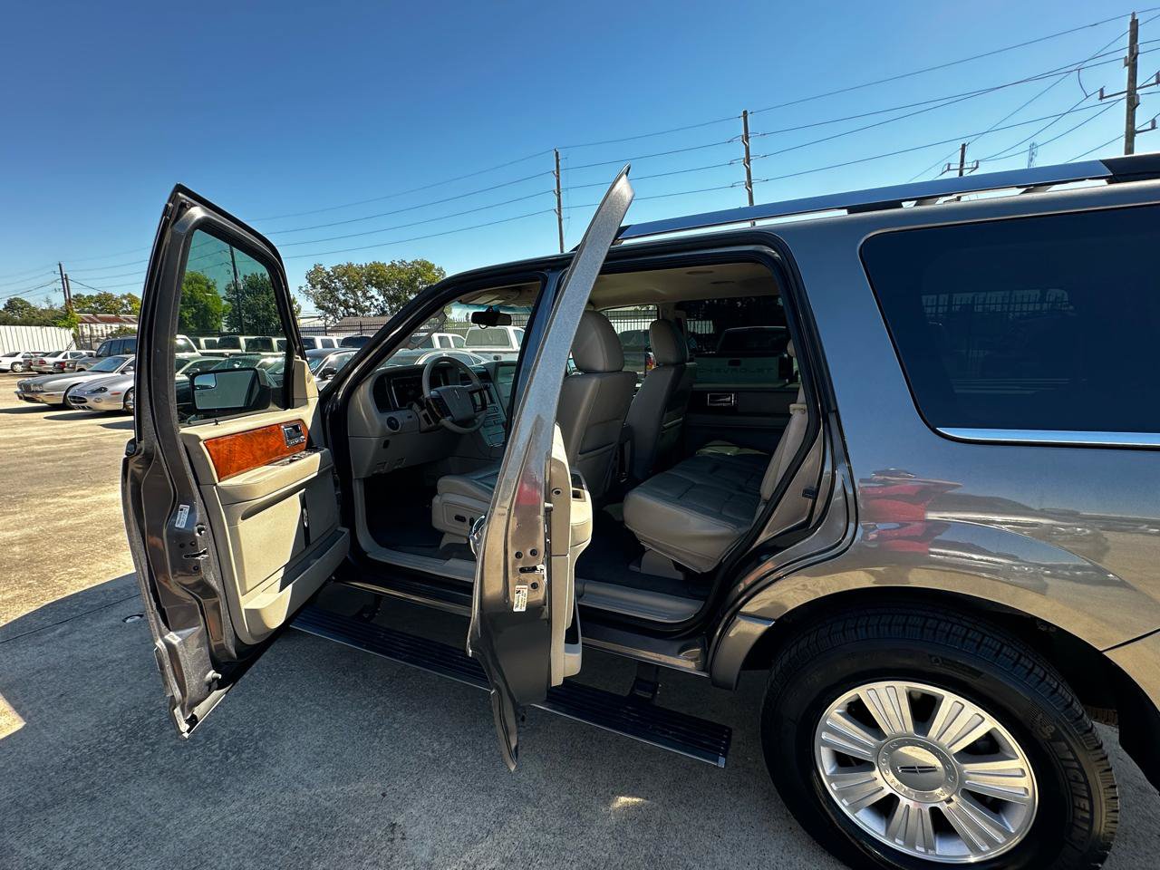 Used 2012 Lincoln Navigator 2WD image 41
