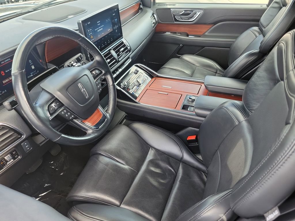 Used 2024 Lincoln Navigator Reserve image 3