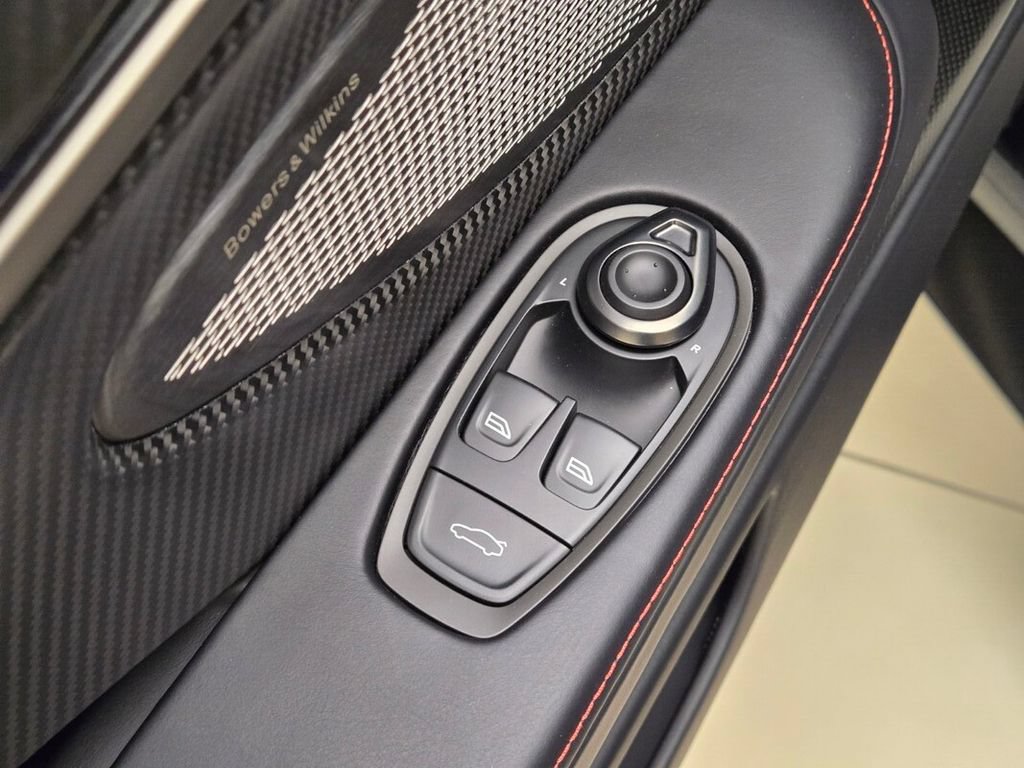 Used 2025 Aston Martin Vanquish RWD image 39