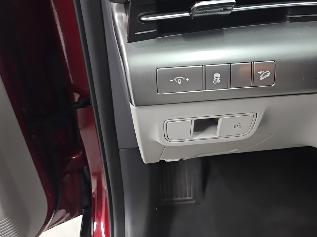 Used 2025 Hyundai Kona SEL FWD image 13