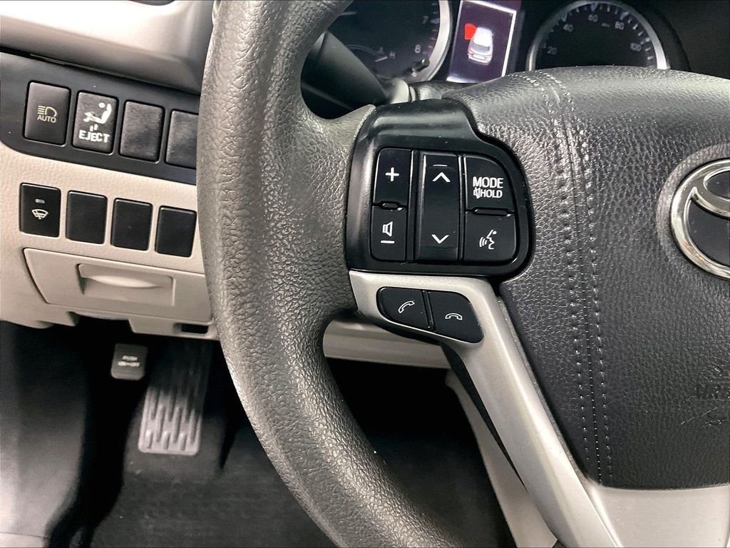 Used 2019 Toyota Highlander LE AWD/4WD image 23