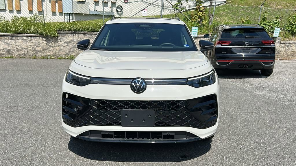 Used 2026 Volkswagen Tiguan SE R-Line AWD/4WD image 2