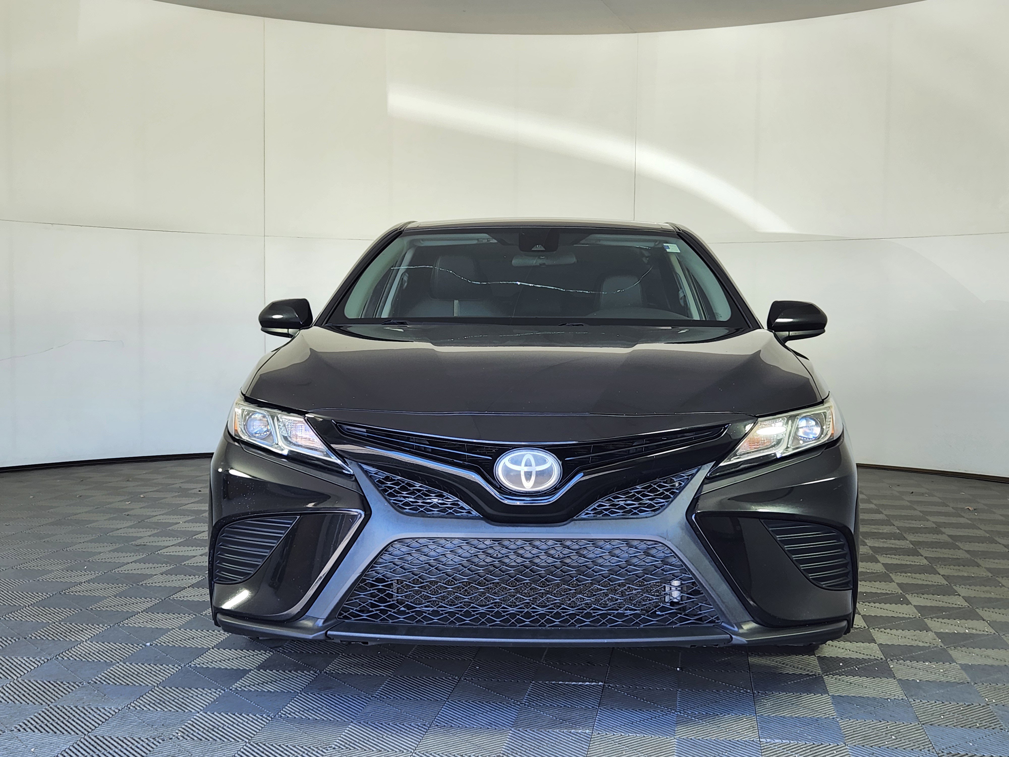 Used 2020 Toyota Camry SE FWD image 2