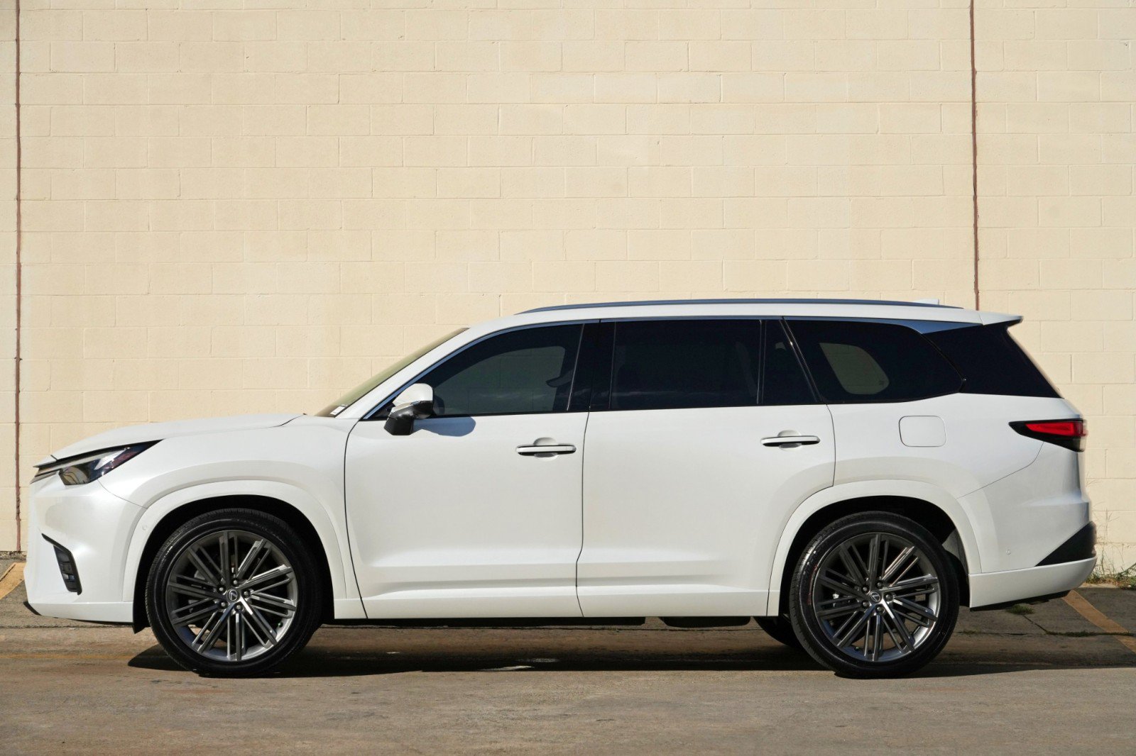Used 2025 Lexus TX 550h AWD Plug-In Hybrid w/ Technology Package image 9