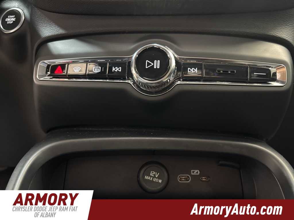 Used 2023 Volvo XC40 B5 Core w/ Convenience Package image 17